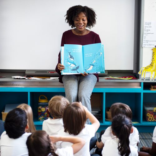 kindergarten-students-sitting-on-the-floor