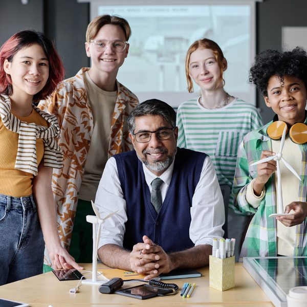 teacher-with-students